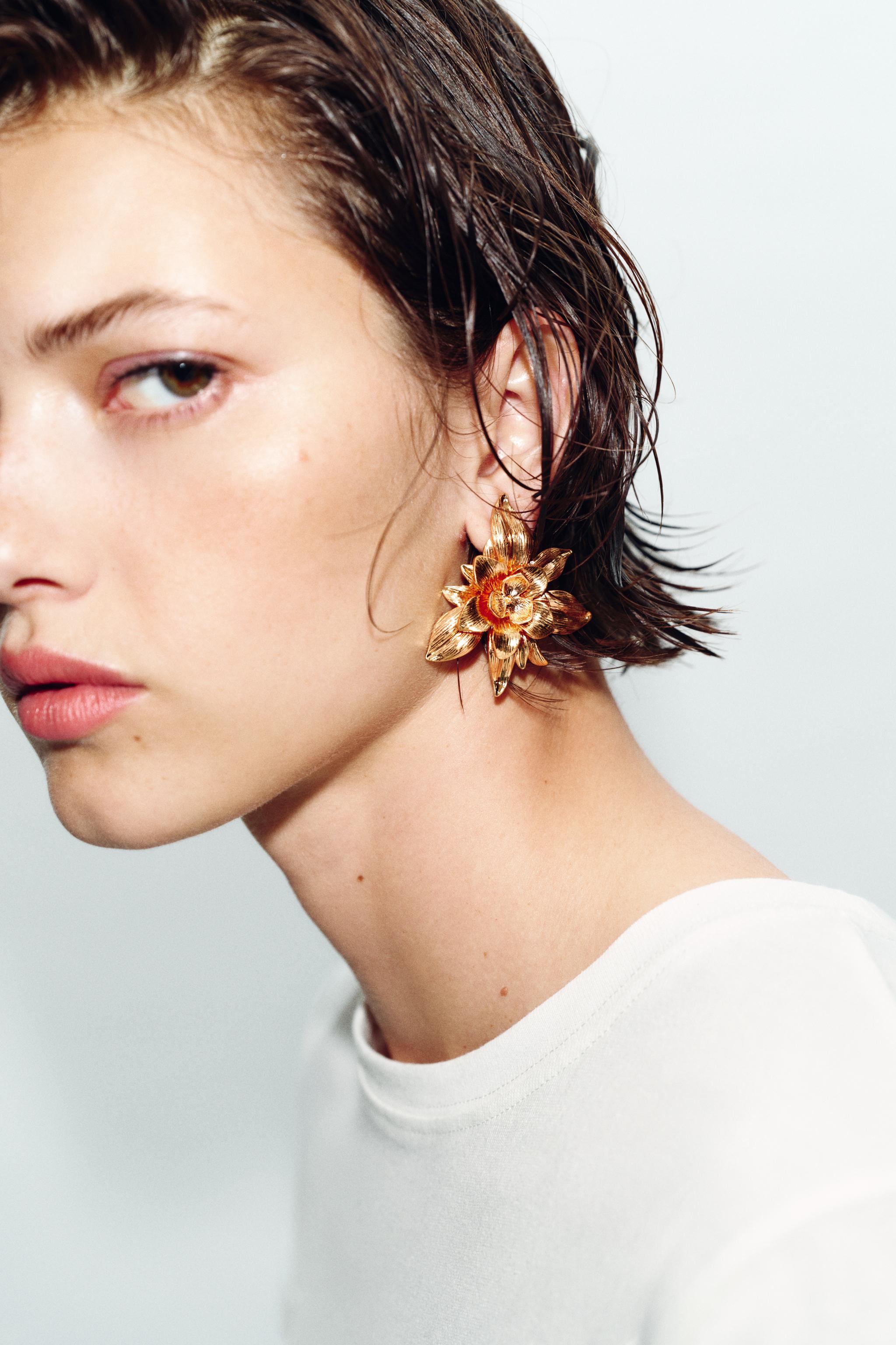 BOUCLES D'OREILLES BOUTON FLEUR EN RELIEF